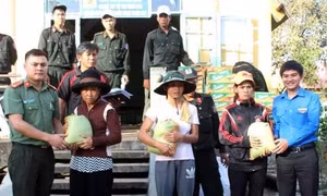 Hỗ trợ gạo cho người dân vùng bị ảnh hưởng do bão số 12 và mưa lũ