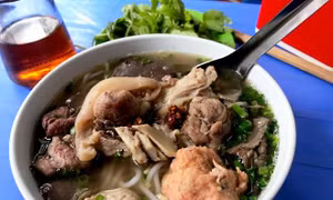 'Thẩm' chả cua 'ngon nhất Thủ đô' quán bún bò Huế Lò Đúc