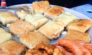 Bánh chưng rán chợ Đồng Xuân – Món ‘tủ’ mùa đông của người Hà Nội