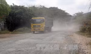 Nhiều hộ dân phải sống chung với bụi bẩn do khai thác, vận chuyển đá