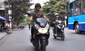 Bật đèn xe ban ngày có bị xử phạt?