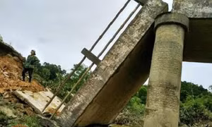 Sập cầu dân sinh sau mưa lũ, hàng trăm hộ dân Hà Tĩnh bị chia cắt