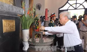 Tổng Bí thư Nguyễn Phú Trọng dâng hương tại Khu Lưu niệm Tổng Bí thư Lê Duẩn 