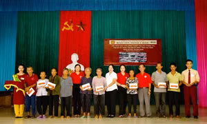 Hỗ trợ đồng bào vùng lũ Hà Tĩnh