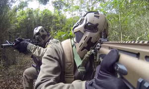 Đặc nhiệm Anh thử nghiệm mũ bảo hiểm 'Star war' chống đạn AK 47