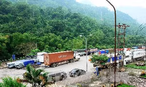 Mưa lớn gây khó khăn cho hoạt động của doanh nghiệp tại Cửa khẩu Thanh Thủy
