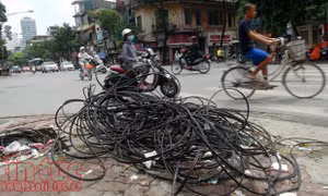 Cáp viễn thông nhằng nhịt, gây nguy hiểm cho người đi bộ