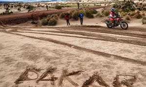 Nấp dưới gầm cầu, leo lên vách núi xem Dakar 2017