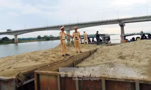 Quảng Nam: Mai phục, bắt giữ hai phương tiện đang hút cát trái phép 