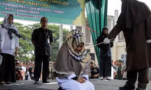 Một người phụ nữ Indonesia phải nhận hình phạt đòn roi trước đám đông