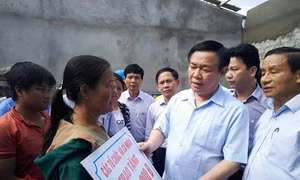 Phó Thủ tướng Vương Đình Huệ động viên, tặng quà cho người dân vùng tâm bão Hà Tĩnh