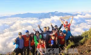Vượt vách đá dựng đứng ở Bát Xát, khám phá 'đại dương' mây