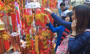 28 Tết, phố Hàng Mã rực rỡ sắc Xuân