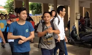 Hai giám thị vi phạm kỷ luật trong ngày thi thứ hai 
