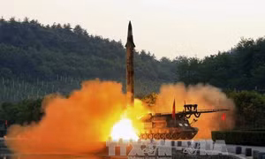 Tổng thống Trump tuyên bố cứng rắn, Triều Tiên dọa phóng tên lửa vào đảo Guam 