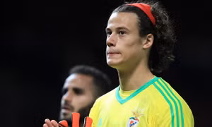 Xem pha bóng thủ môn trẻ nhất Champions League ‘tặng’ bàn thắng cho Quỷ đỏ