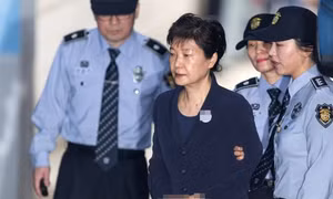 Cựu Tổng thống Hàn Quốc Park Geun-hye bị còng tay, hốc hác trên đường ra hầu tòa