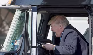 Tổng thống Trump hớn hở bấm còi, giả vờ lái xe tải