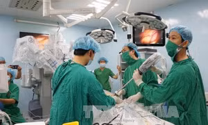 Lần đầu tiên, sử dụng robot phẫu thuật ung thư dạ dày thành công