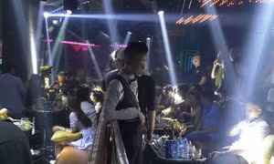 Kiểm tra đồng loạt quán bar Sài Gòn, dân chơi phi tang viên nén nghi là ma túy