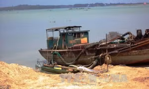 Bắt tàu khai thác cát trái phép trên sông Hồng