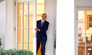 Hình ảnh Tổng thống Obama lần cuối rời khỏi Phòng Bầu dục 