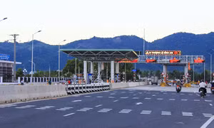 Lái xe dùng tiền lẻ qua Trạm thu phí Ninh An, Khánh Hòa