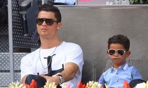 Lại nhờ đẻ thuê, lần này Cristiano Ronaldo gây sốc với 'cú đúp'