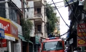 Cháy nhà, xe chữa cháy loay hoay di chuyển vì ngõ nhỏ, dây điện