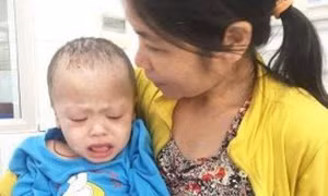  Mẹ nghèo bất lực nhìn con trai 5 tuổi nguy cơ tử vong vì bệnh lạ