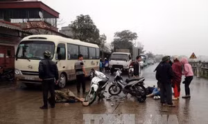 Nam Định: Hai xe máy đấu đầu, 4 người bị thương