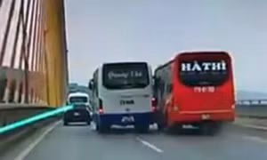 Tước bằng lái và phạt tiền hai tài xế xe khách chèn nhau trên cầu Bãi Cháy