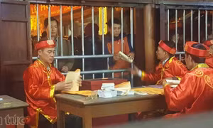 Biển người xin ấn Đền Trần lúc tờ mờ sáng