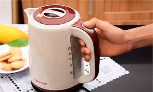 Làm gì để không bị điện giật khi sử dụng ấm đun nước siêu tốc?