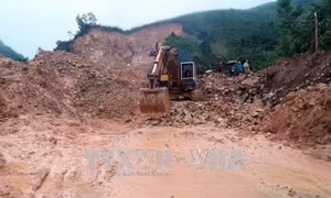 Quảng Ngãi: Đội mưa thông tuyến 300 điểm sạt lở để đảm bảo đời sống dân sinh 
