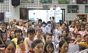 'Thắp sáng nụ cười em' tại Viện Huyết học - Truyền máu trung ương