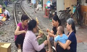 Cuộc sống 'bình thản bên tử thần' ở phố đường tàu