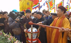 Xúc động nghi lễ rước dòng nước sông Hồng trong mát về Đền Trần Thái Bình