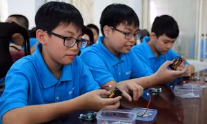 Học sinh tiểu học hớn hở học lắp ráp máy ghi âm