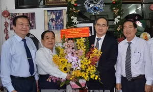 Lãnh đạo Thành phố Hồ Chí Minh thăm, chúc mừng các nhà giáo tiêu biểu 