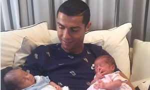 Ronaldo đã chi 200.000 euro nhờ đẻ thuê cặp song sinh một trai, một gái?