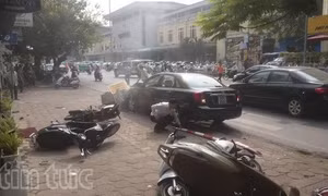 Ô tô mất lái lao vào 'chợ cóc'