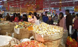 Siêu thị mở cửa đến 12 giờ đêm để đón khách mua sắm