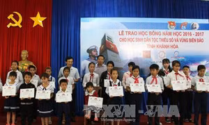 Tiếp sức học sinh dân tộc thiểu số, vùng biển đảo đến trường 