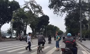 Giao thông không đúng luật, người đi bộ chật vật qua đường