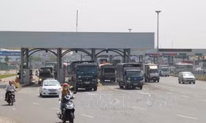 Liên tiếp xe tải đâm vào trạm thu phí cầu Đồng Nai