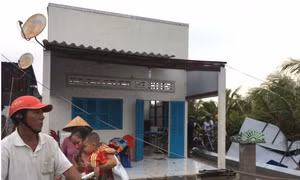 Mưa lớn kèm vòi rồng, dân phải đi sơ tán