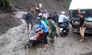 Hàng ngàn mét khối bùn đất chờ ụp xuống, quốc lộ 12 đối mặt nguy cơ tê liệt