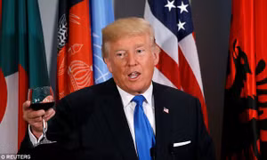 Bí ẩn ly rượu vang Tổng thống Trump nhấp môi trong bữa trưa LHQ