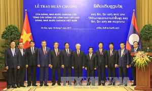  Đảng, Nhà nước Lào trao tặng phần thưởng cao quý cho lãnh đạo cấp cao Việt Nam